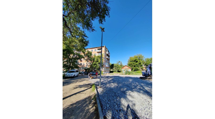 Нормы освещения дворов в 2025: сколько люксов должно быть у вашей двери? И что делать, если темно